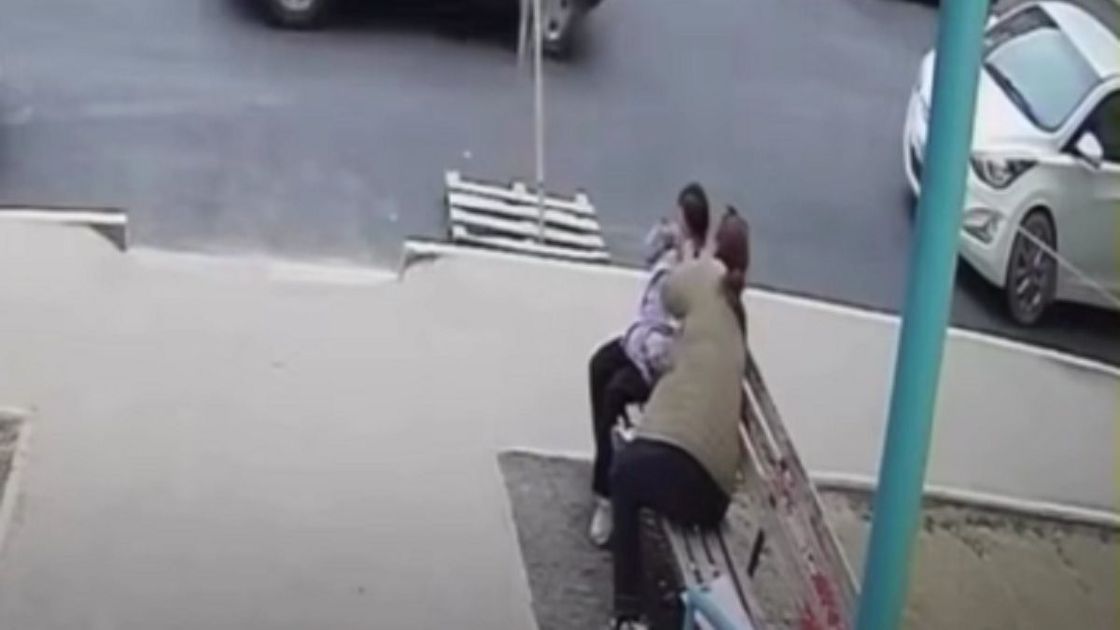 Женщина сняла серьги с ребенка