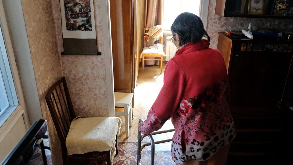 Пенсионерка идет по квартире Пенсионерка идет по квартире
