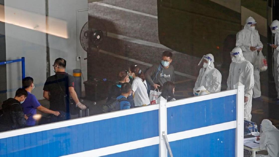 Проверка в аэропорту во время пандемии