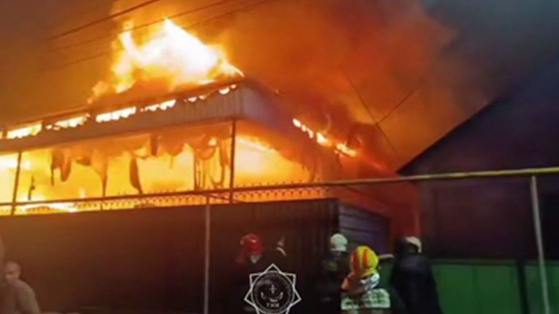 Пожар в районе Акбулак в Алматы