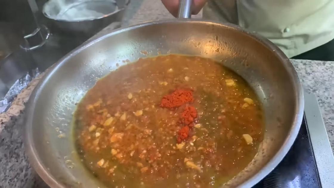 В сковороде обжаривают заправку для супа с аджикой и паприкой