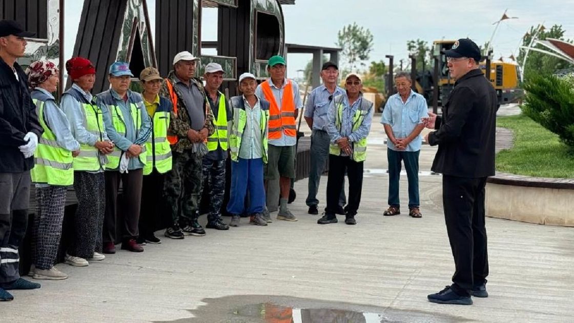 Уборка пляжа в городе Қонаев