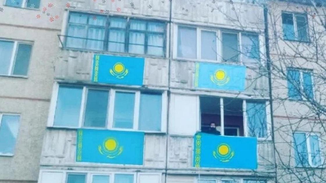 Флаги на доме в Алматинской области