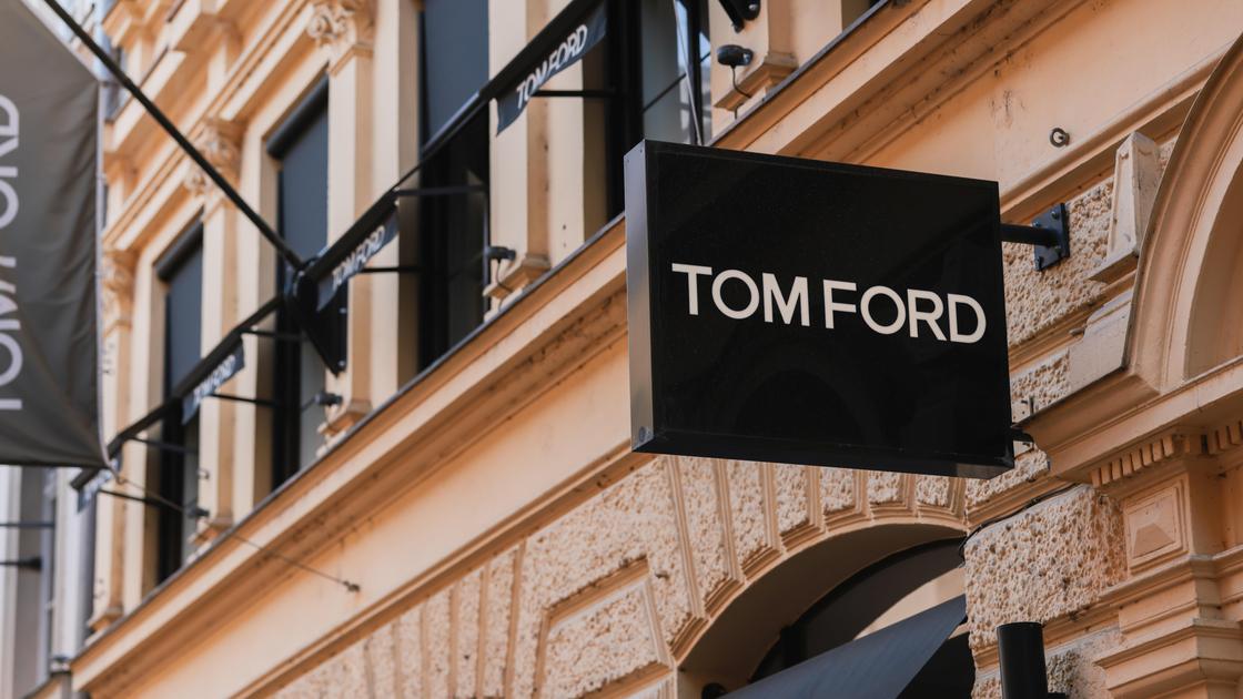 Вывеска магазина Tom Ford на доме