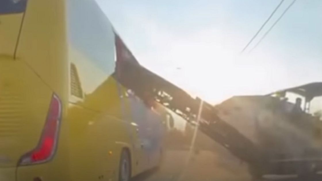 Столкновение автобуса со спецтехникой