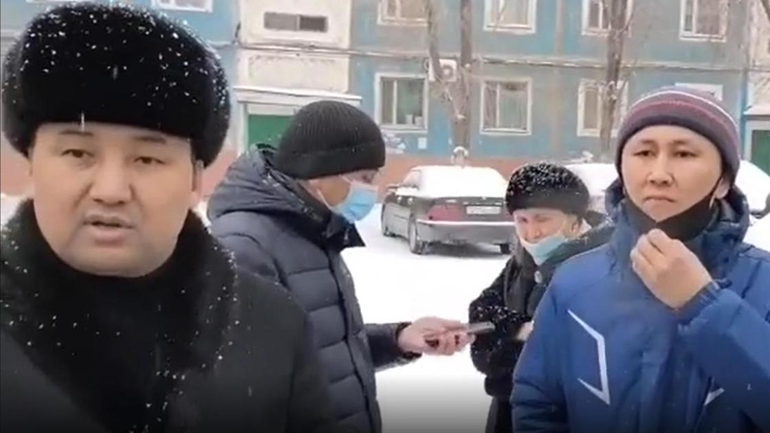 Аскар Кошанов и мужчина, схвативший его за руку Аскар Кошанов и мужчина, схвативший его за руку