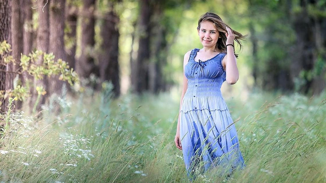 девушка в сарафане девушка в сарафане