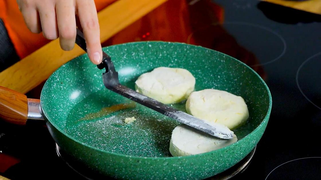 Сырники жарят на сковороде, переворачивая лопаткой