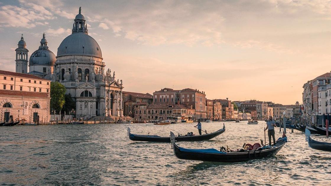 Вид на гранд канал и собор в Венеции