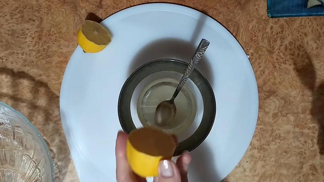 Добавление лимонного сока в емкость с растительным маслом