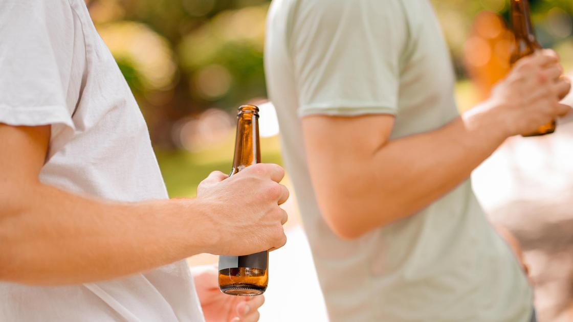 Мужчины общаются