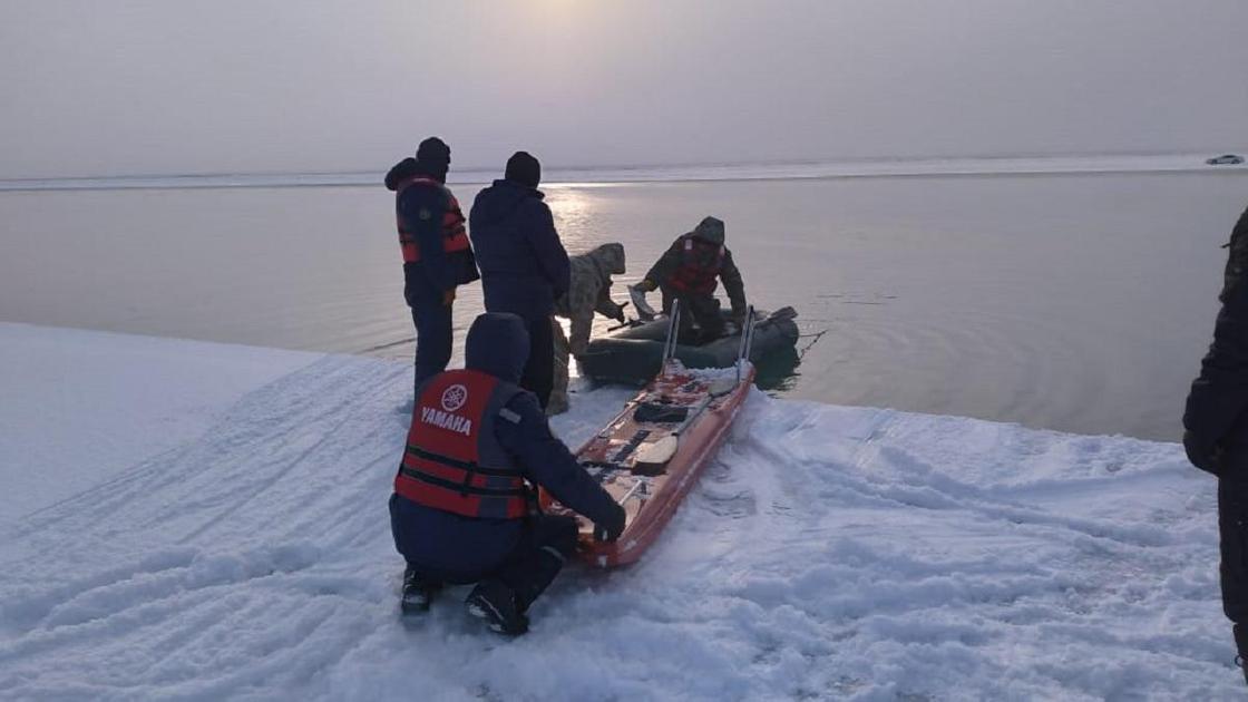 Спасательные работы на озере Алаколь