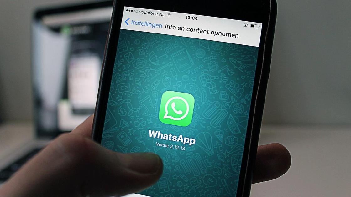 Экран смартфона с открытым приложением WhatsApp