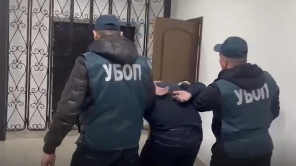 Сотрудники УБОП ведут задержанного