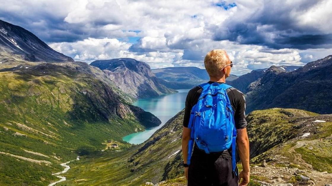 Турист стоит на фоне живописного пейзажа