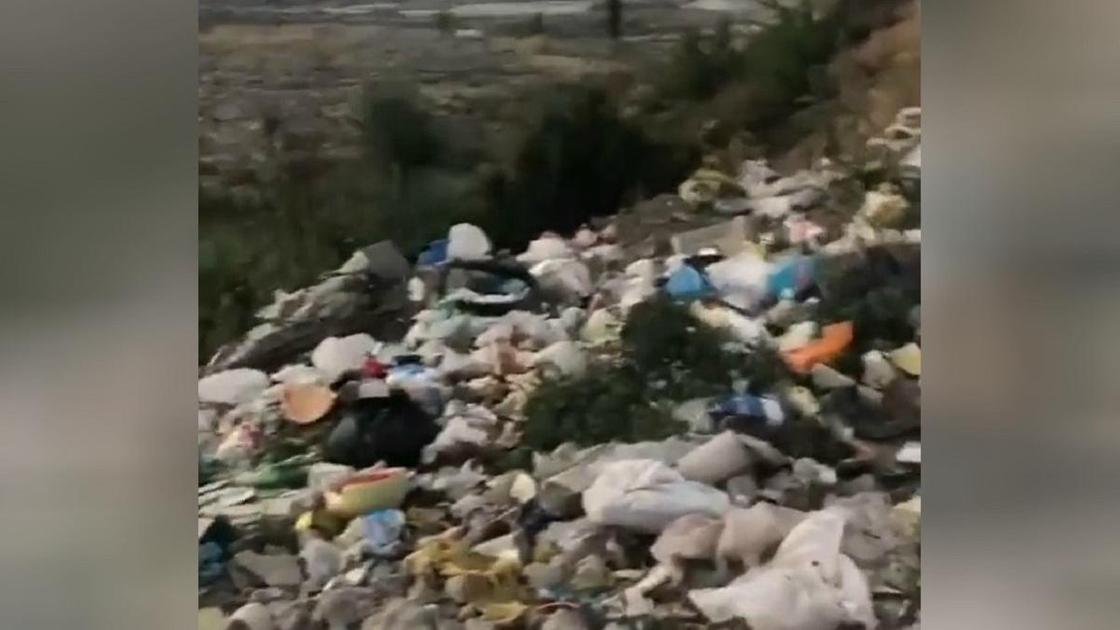 Горы мусора на берегу реки Талгар в Алматинской области
