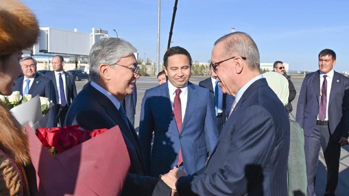 Қасым-Жомарт Тоқаев Ердоғанды Астана әуежайында қарсы алуда