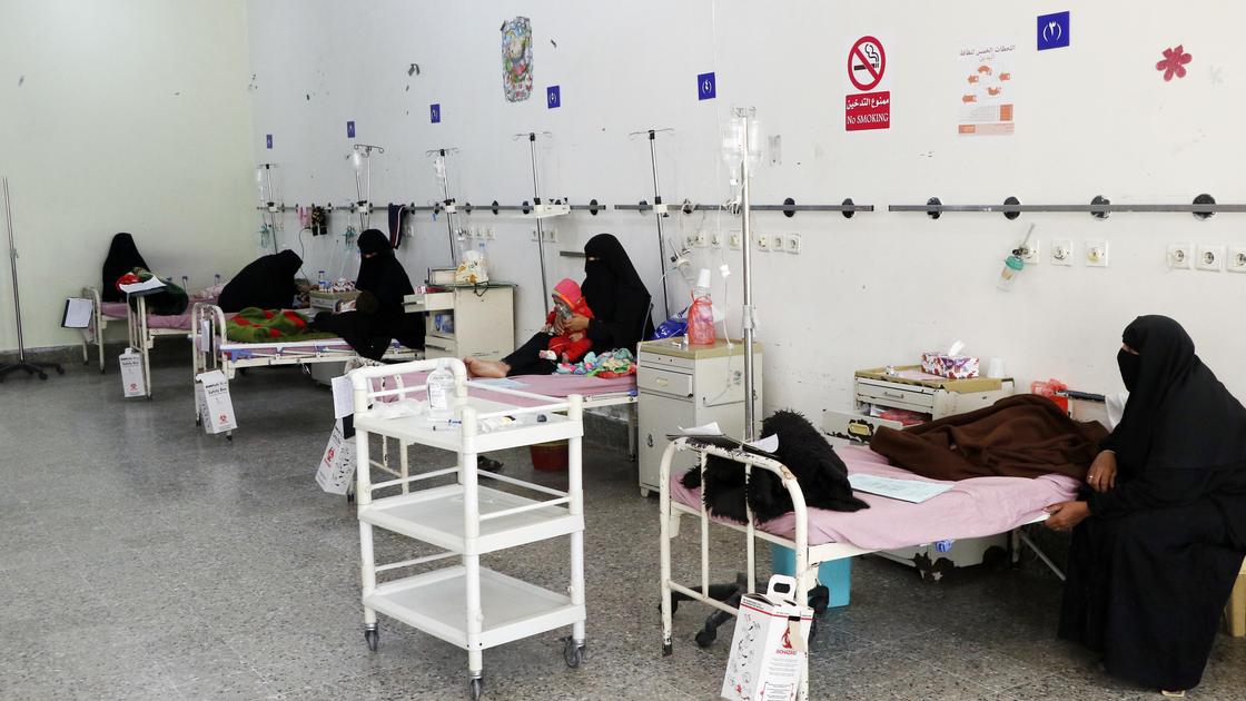 Матери с детьми в больнице в Йемене