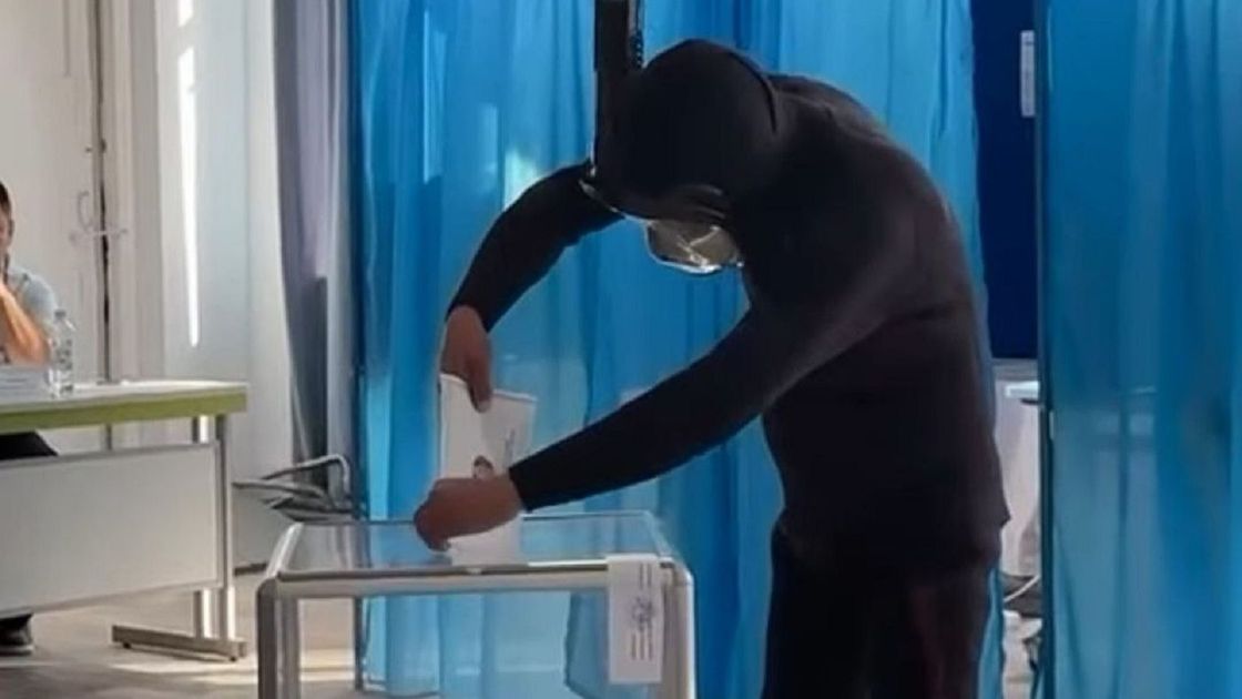 Водолаз пришел голосовать