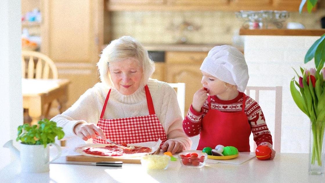 Бабушка и внучка на кухне