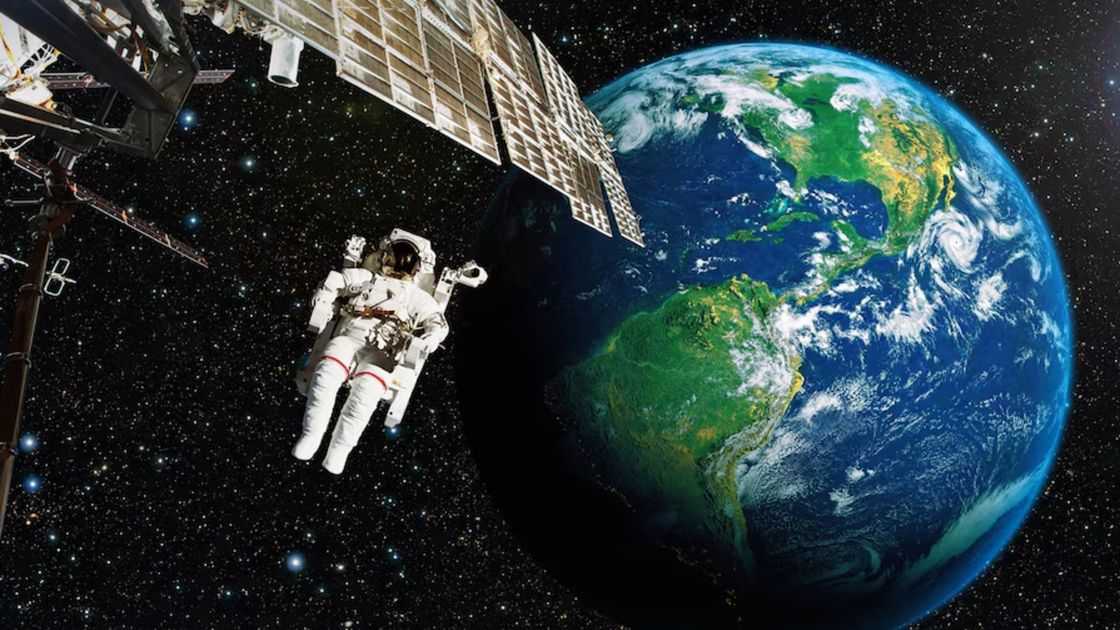 Астронавт и космический корабль на фоне Земли