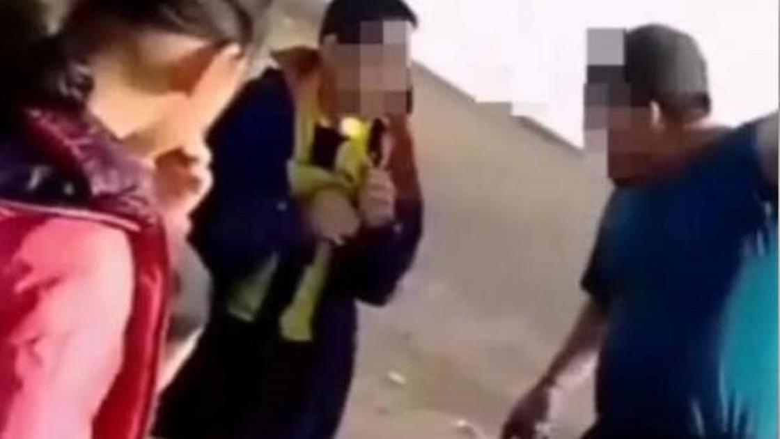 Мужчина ругает ребенка