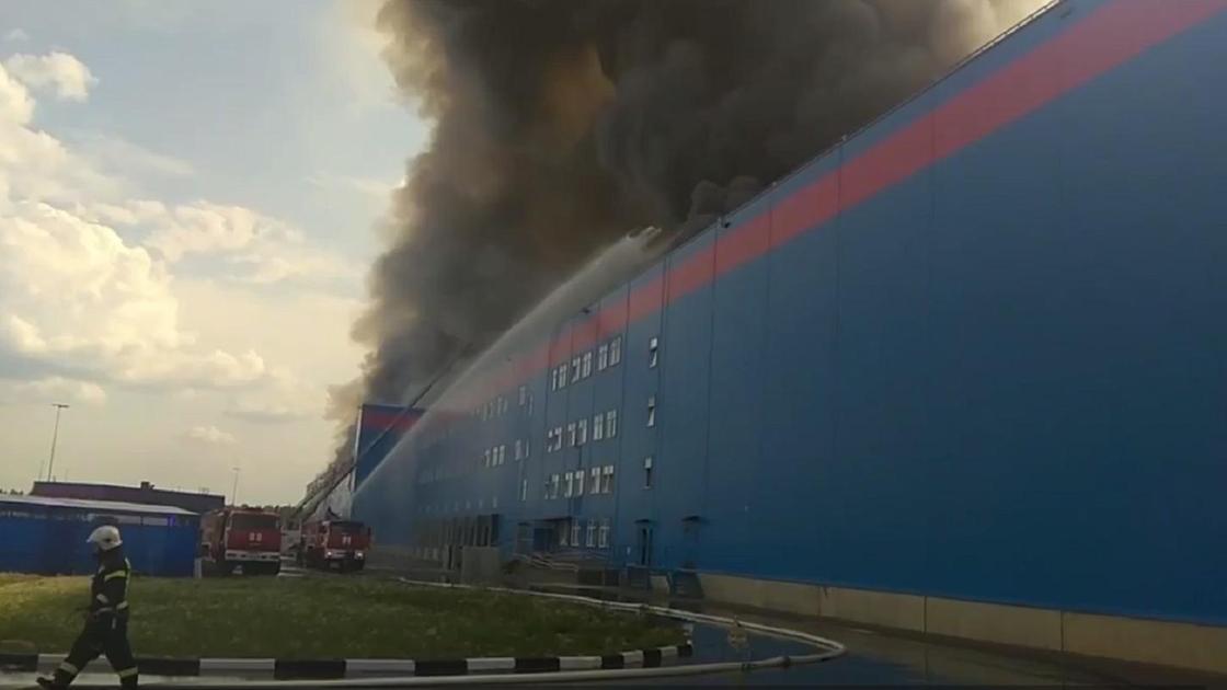 Пожарные тушат пожар на складе