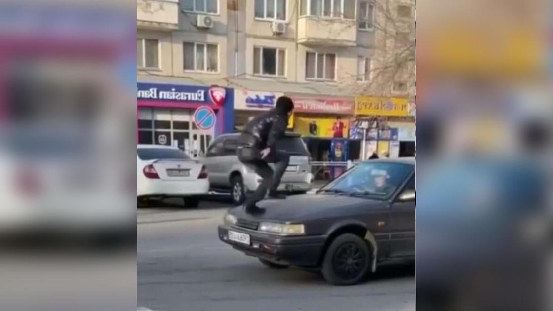 Мужчина бежит по машине Мужчина бежит по машине