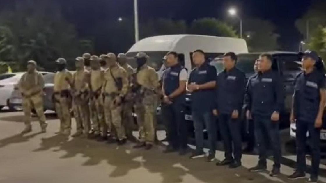 Силовики стоят в ряд в Алматинской области