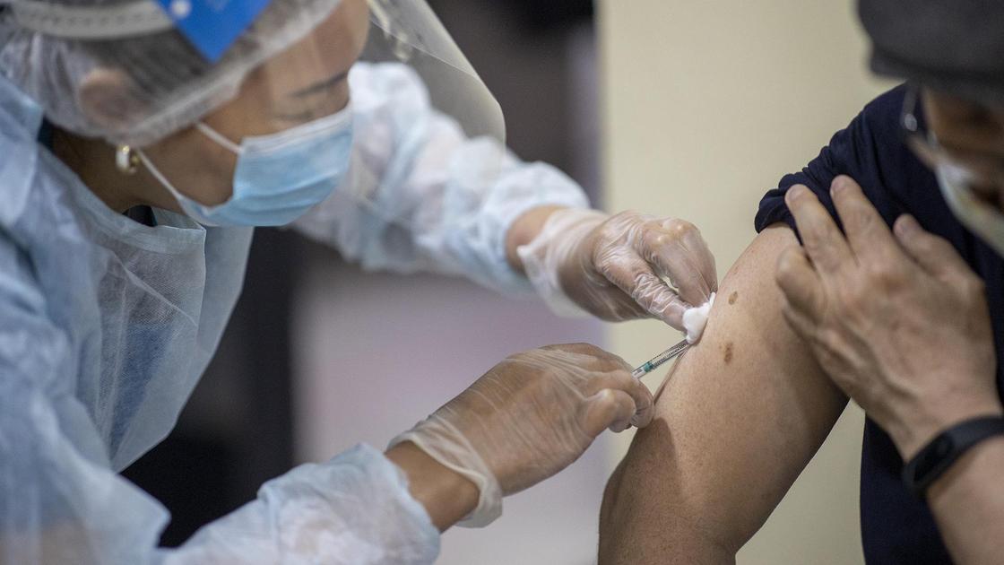 Человеку делают прививку