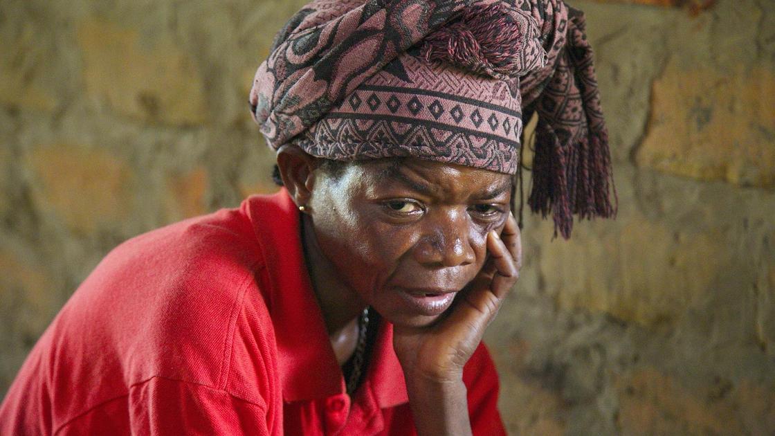 Жительница Конго с платком на голове