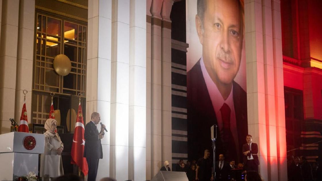 Фото Реджепа Тайипа Эрдогана на баннере и он сам, выступающий перед публикой