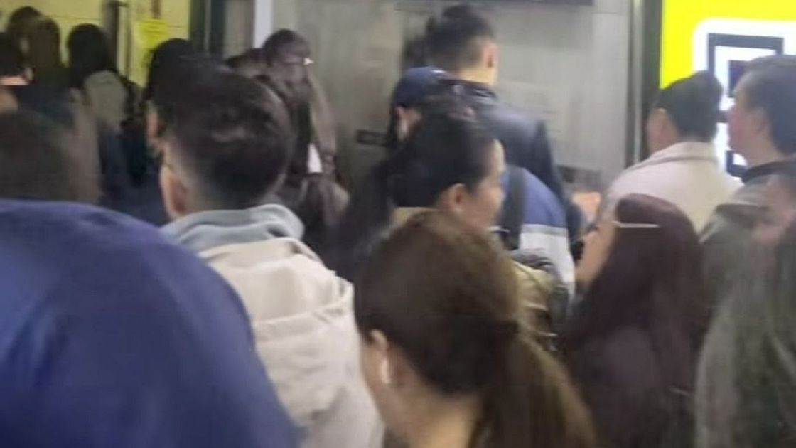 Люди в метро Алматы