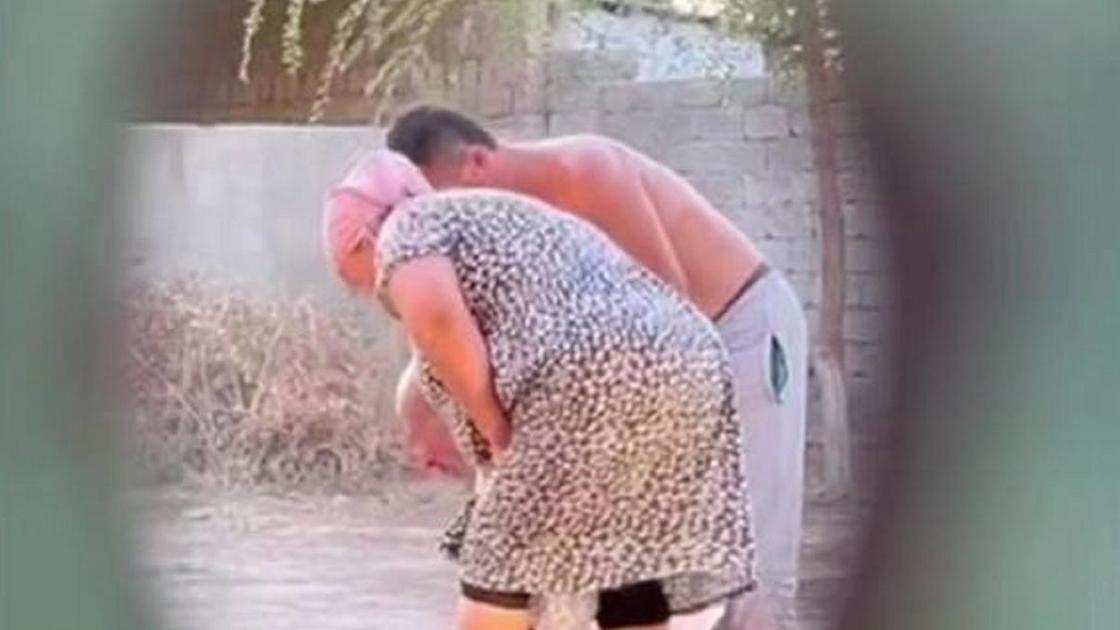 Мужчина и женщина держат пожилого мужчину