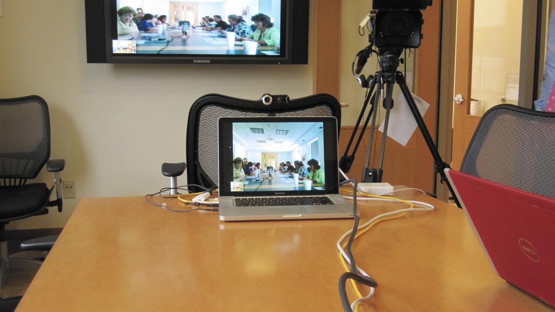 Ноутбук и камера для конференции