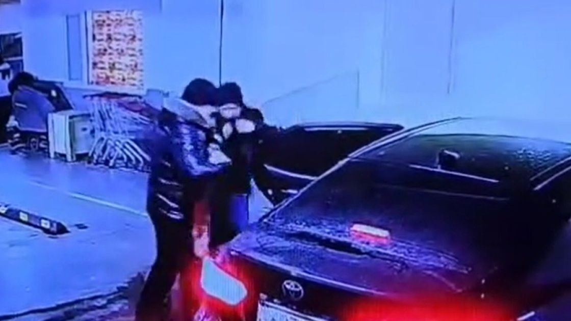 Женщину сажают в машину