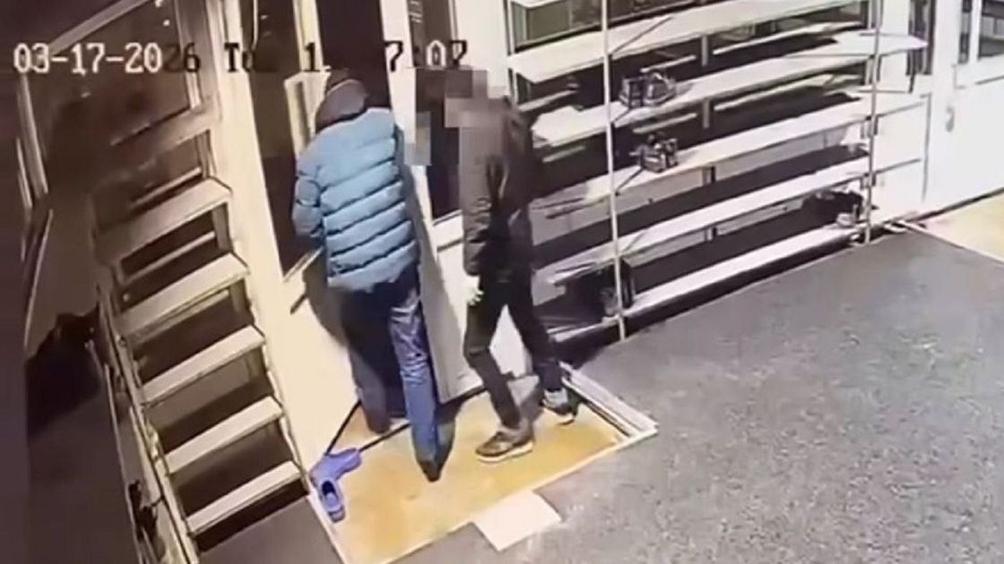 Мужчина выходит из мечети