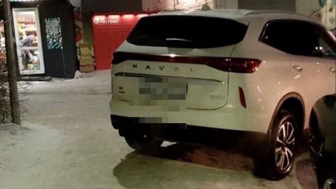 Haval на тротуаре