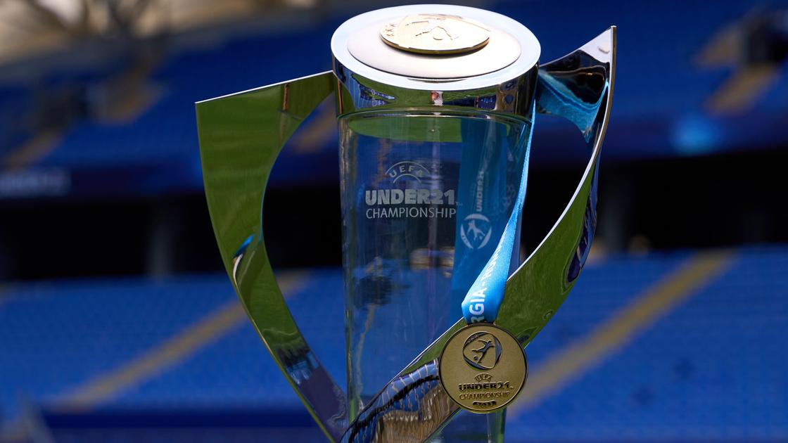 Трофей молодежного чемпионата Европы по футболу