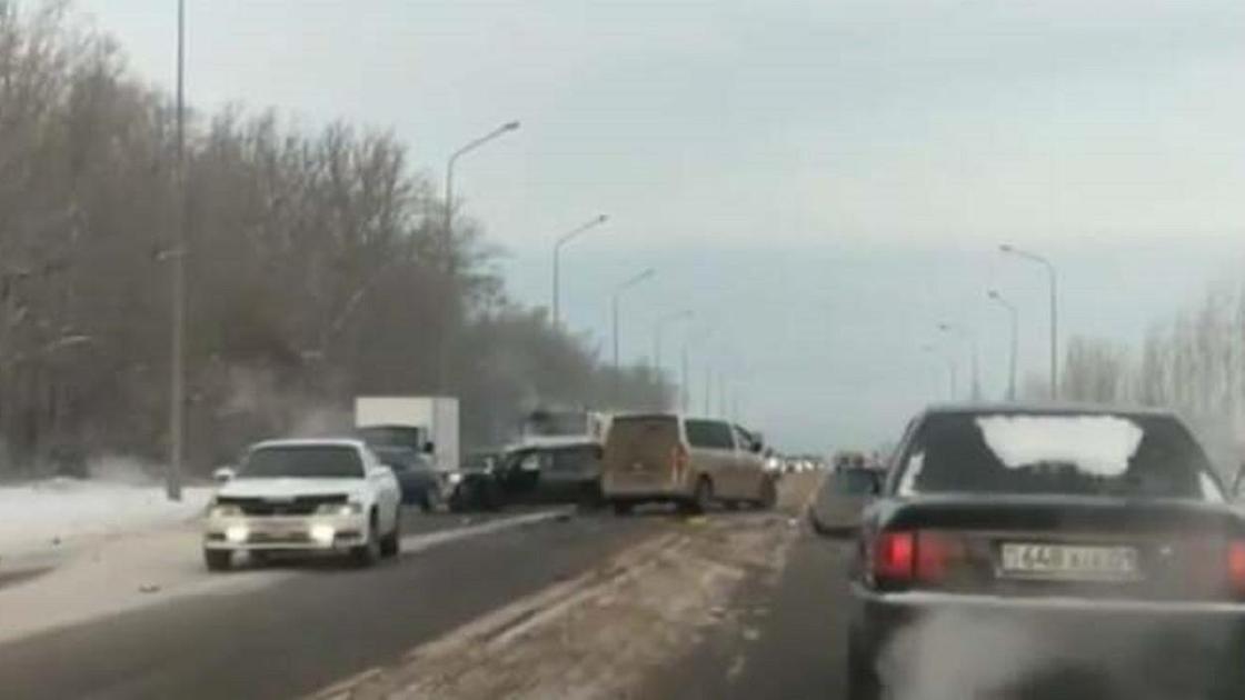 Попавшие в ДТП автомобили стоят на дороге Попавшие в ДТП автомобили стоят на дороге