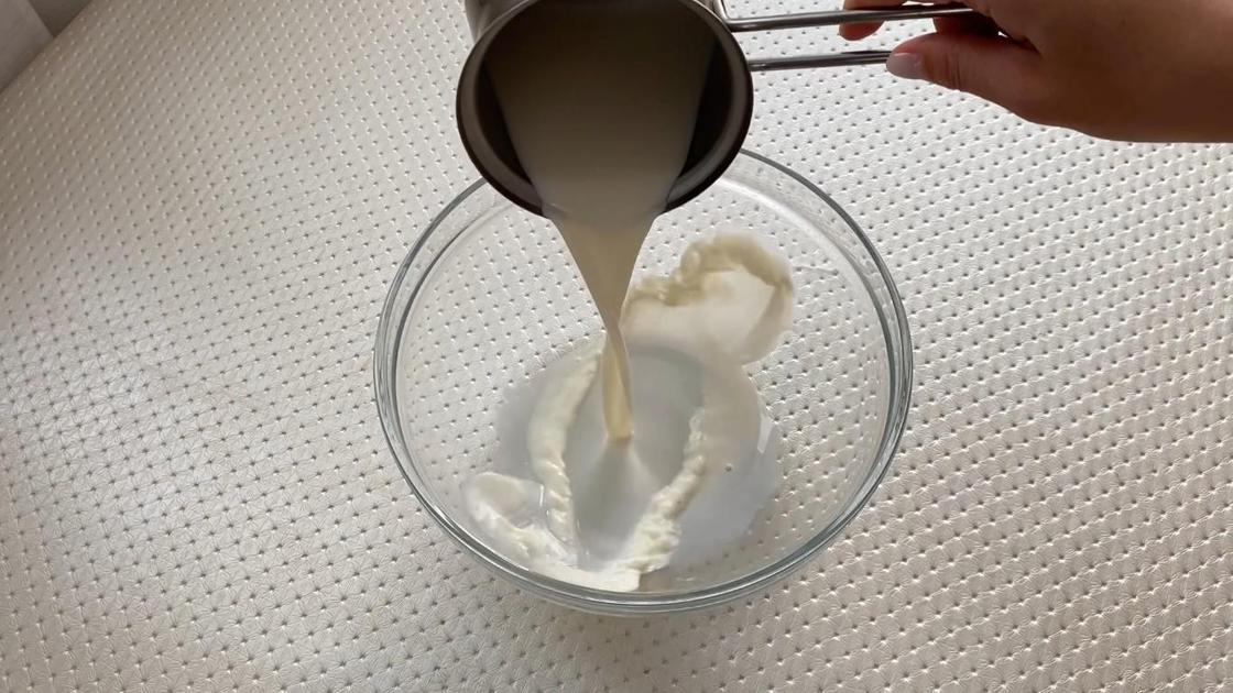 Молоко наливают в миску