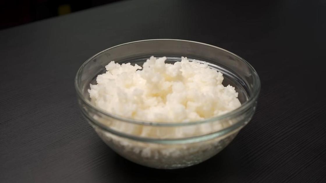 Отваренный рис остывает в миске