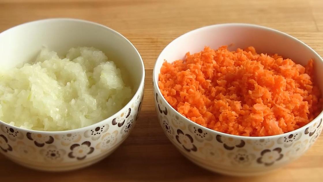 Измельченные морковь и лук