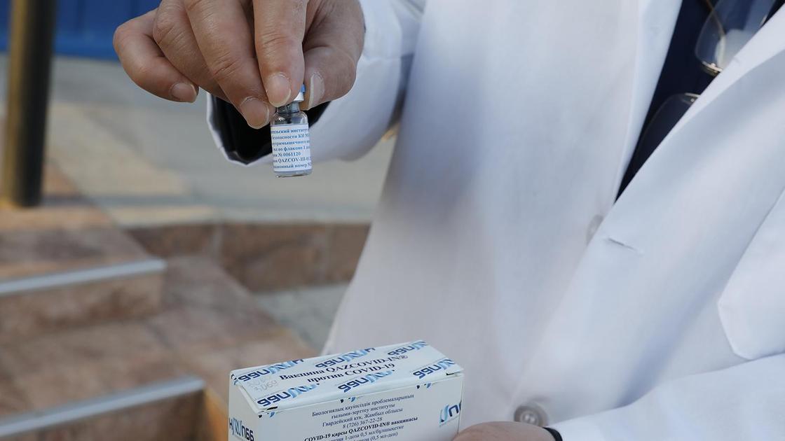 Ученый держит в руках вакцину