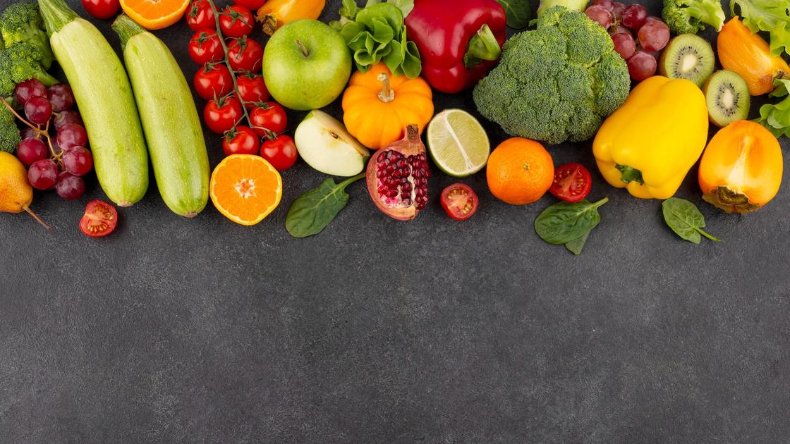 Разноцветные овощи и фрукты лежат рядом