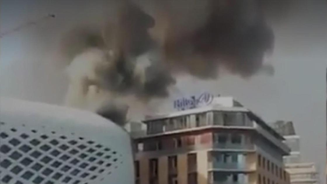 Недостроенный торговый центр загорелся в центре Бейруте