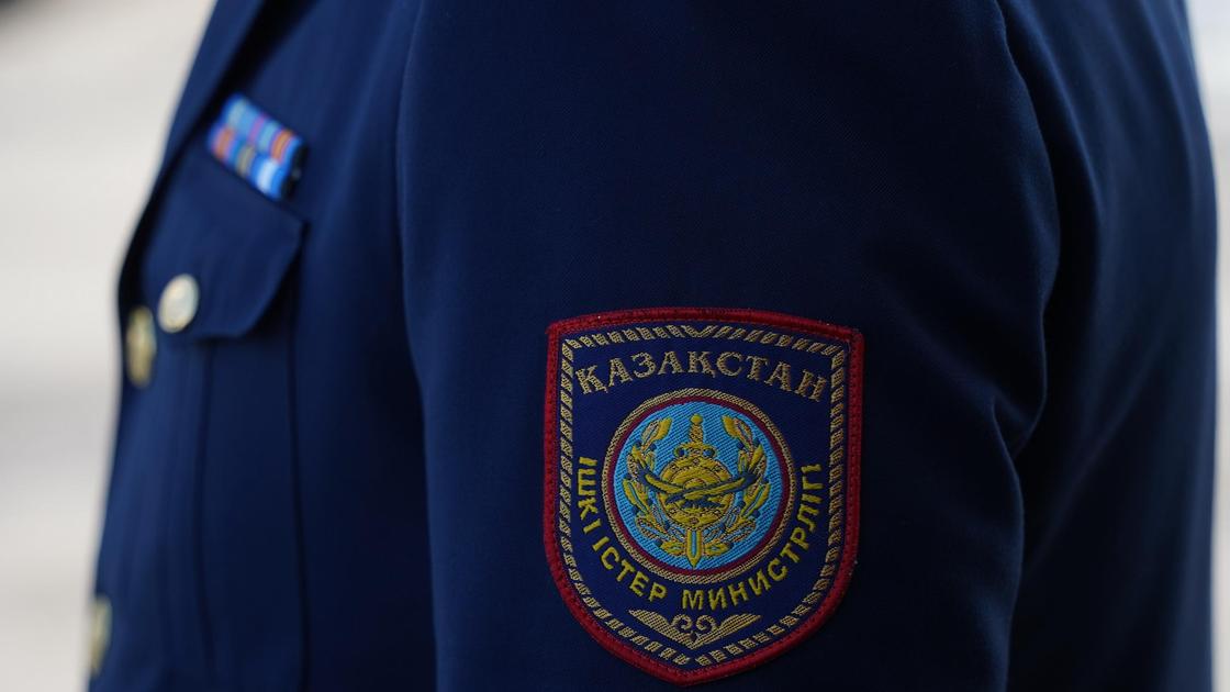 полиция қызметкері