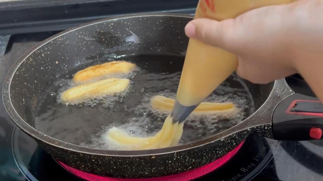В сковороду с маслом отсаживают тесто
