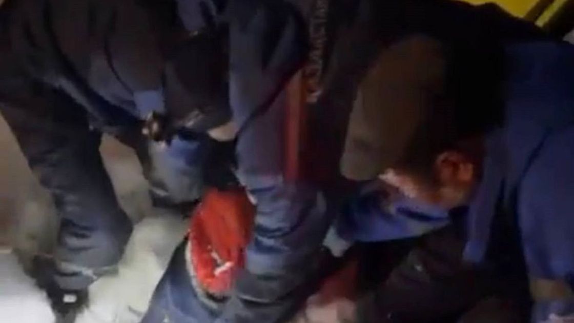 Спасатели вытаскивают пострадавшего из колодца в Темиртау