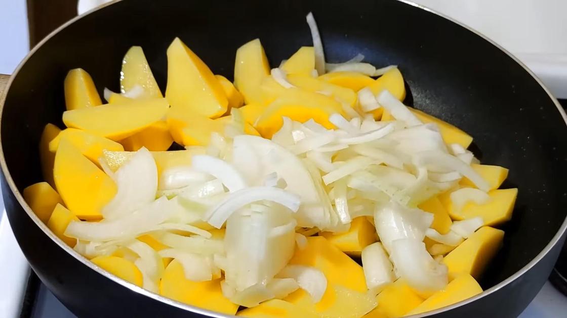 Нарезанный дольками картофель обжаривают с луком на сковороде